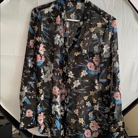✨ Jasmine Floral Print Blouse
by KUT from the Kloth
✨ - Picture 3 of 4